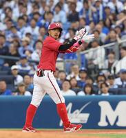 ９回、中前に２点適時打を放ち、喜ぶ菊池（撮影・佐々木彰尚）