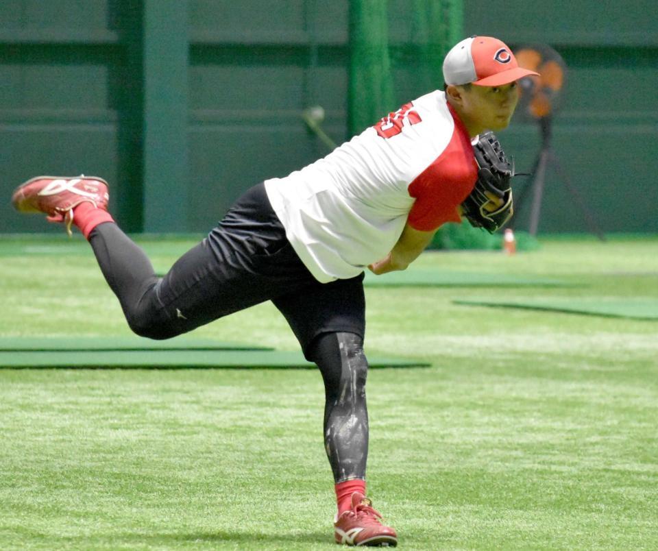 投手指名練習に参加し、キャッチボールを行う工藤
