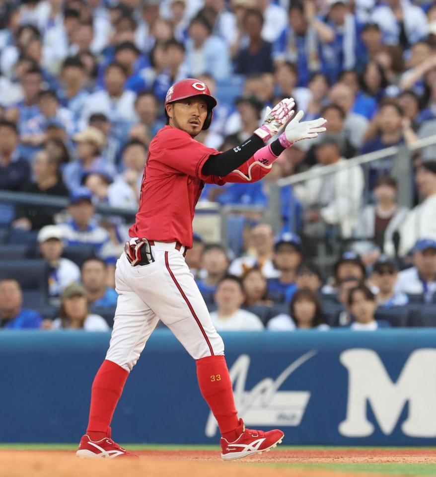 ９回、中前に２点適時打を放ち、喜ぶ菊池（撮影・佐々木彰尚）