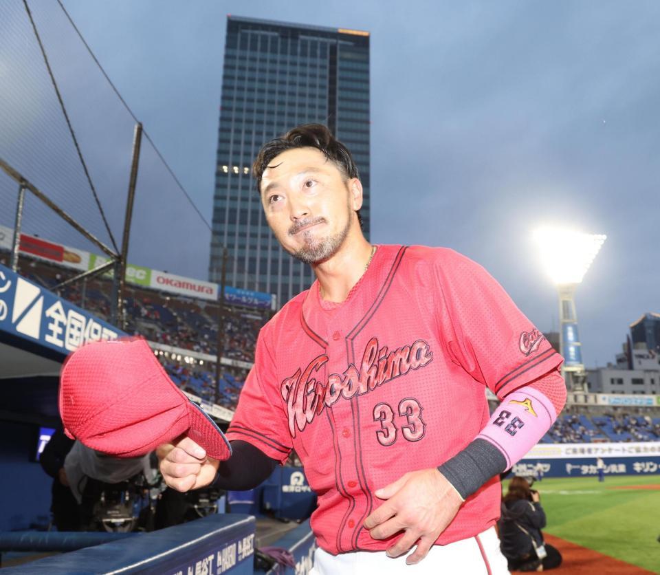 声援に応える広島・菊池涼介＝横浜（撮影・佐々木彰尚）