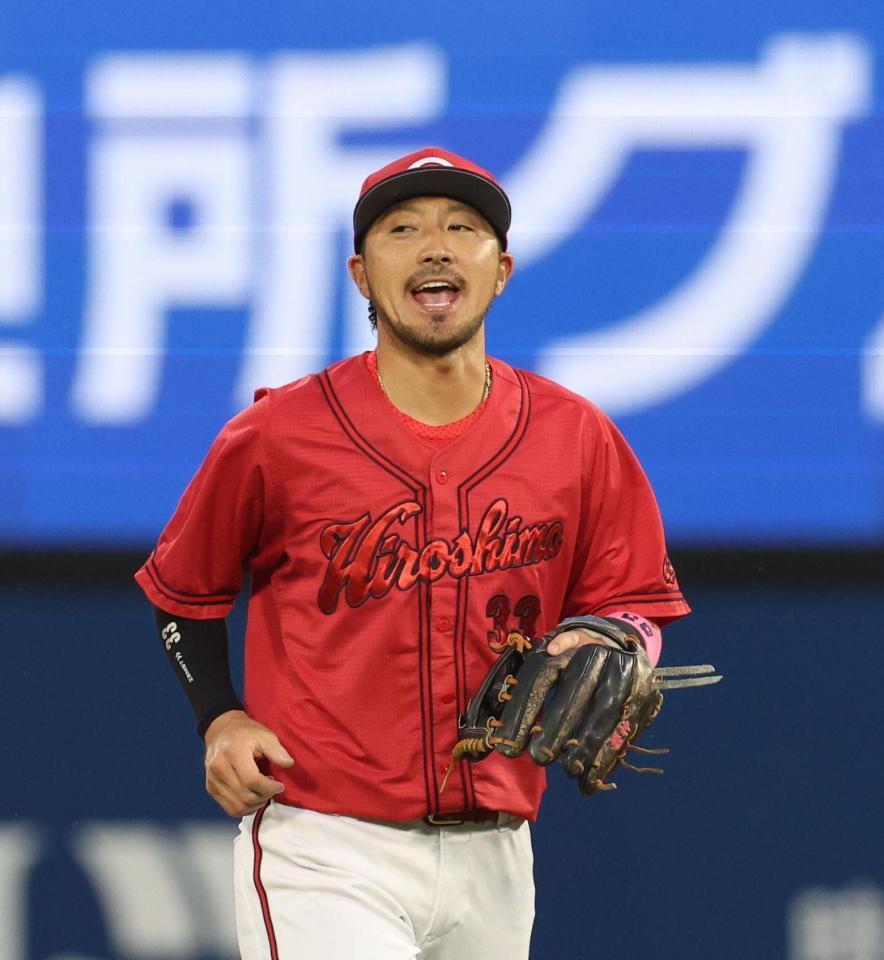 勝利に喜ぶ決勝打の菊池（撮影・佐々木彰尚）