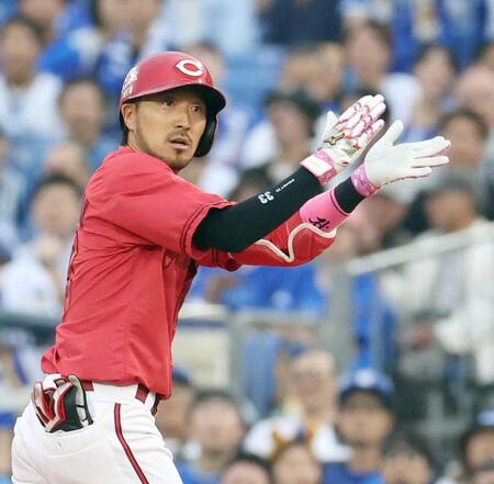 ９回、勝ち越しの２点打を放ち、手を叩く菊池（撮影・佐々木彰尚）