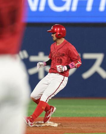 ７回、適時二塁打を放った菊池（撮影・佐々木彰尚）