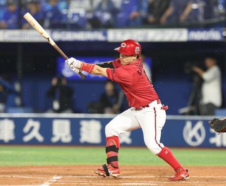 ３回、勝田は中前打を放つ（撮影・佐々木彰尚）