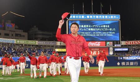 声援に応える新井監督（撮影・佐々木彰尚）