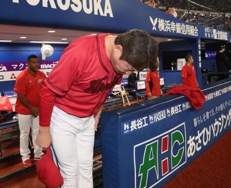 グラウンドにあいさつをする新井監督（撮影・佐々木彰尚）