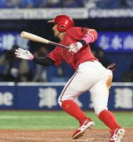 ７回、菊池は左中間に適時二塁打を放つ（撮影・佐々木彰尚）
