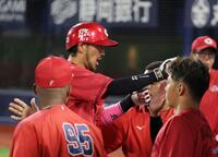 ７回、適時二塁打を放ち、ナインに出迎えられる菊池（撮影・佐々木彰尚）