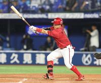 ３回、勝田は中前打を放つ（撮影・佐々木彰尚）
