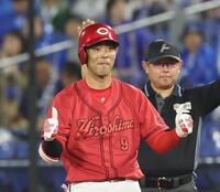 ８回表広島、２死二塁、右前に適時打を放ち、ポーズを決める代打・秋山翔吾＝横浜（撮影・佐々木彰尚）
