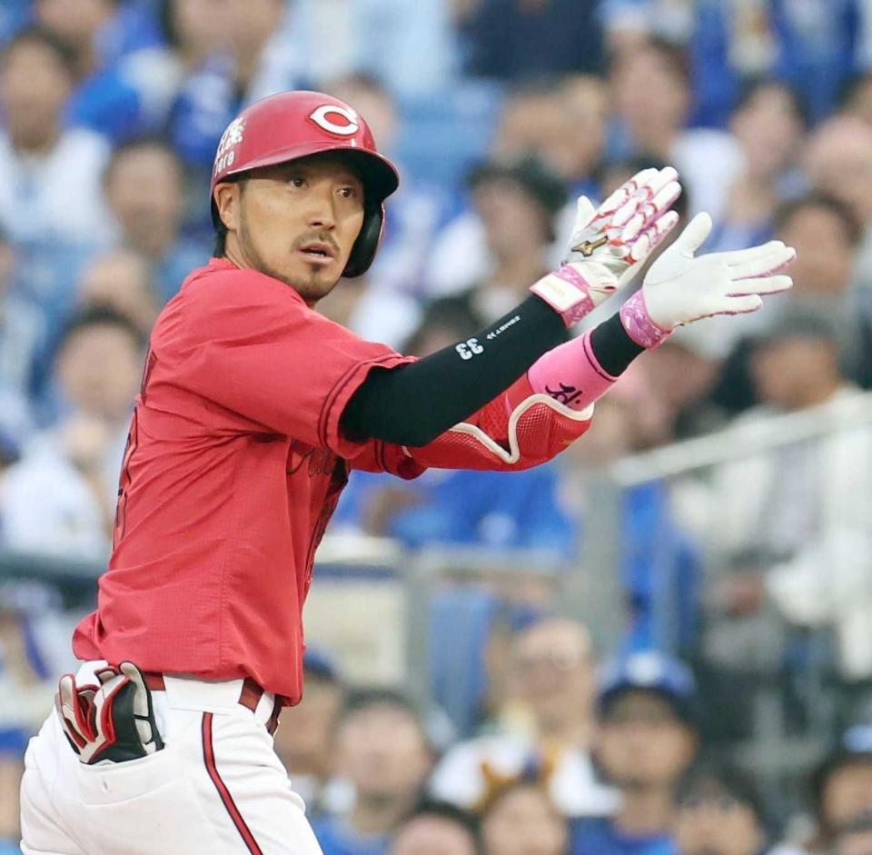 ９回、勝ち越しの２点打を放ち、手を叩く菊池（撮影・佐々木彰尚）