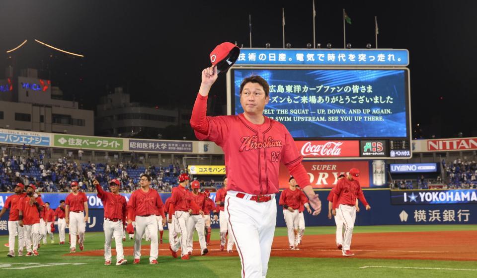 声援に応える新井監督（撮影・佐々木彰尚）
