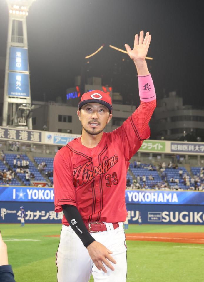 声援に応える菊池（撮影・佐々木彰尚）