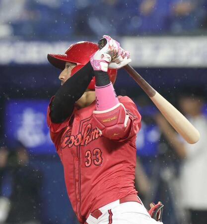 ７回、菊池は適時二塁打を放つ（撮影・佐々木彰尚）