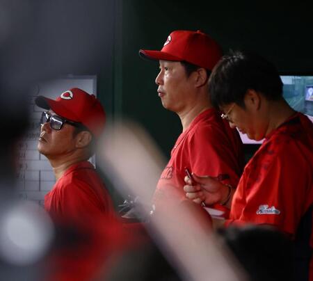 ７回、戦況を見つめる新井監督（中央）＝撮影・中島達哉