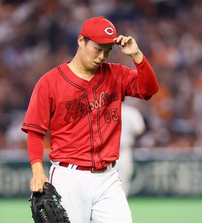 ４回、３点を先制され、ベンチに戻る玉村（撮影・中島達哉）