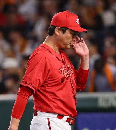 ８回、選手交代を告げ、ベンチに戻る新井監督（撮影・中島達哉）