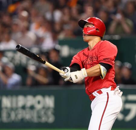 ９回、ソロを放つ中村奨（撮影・中島達哉）