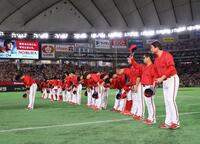 今季巨人との最終戦を終え、スタンドのファンにあいさつする新井監督（右）ら広島ナイン（撮影・中島達哉）