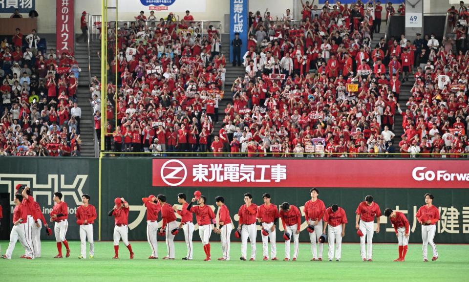 巨人との最終戦を終え、あいさつする広島ナイン
