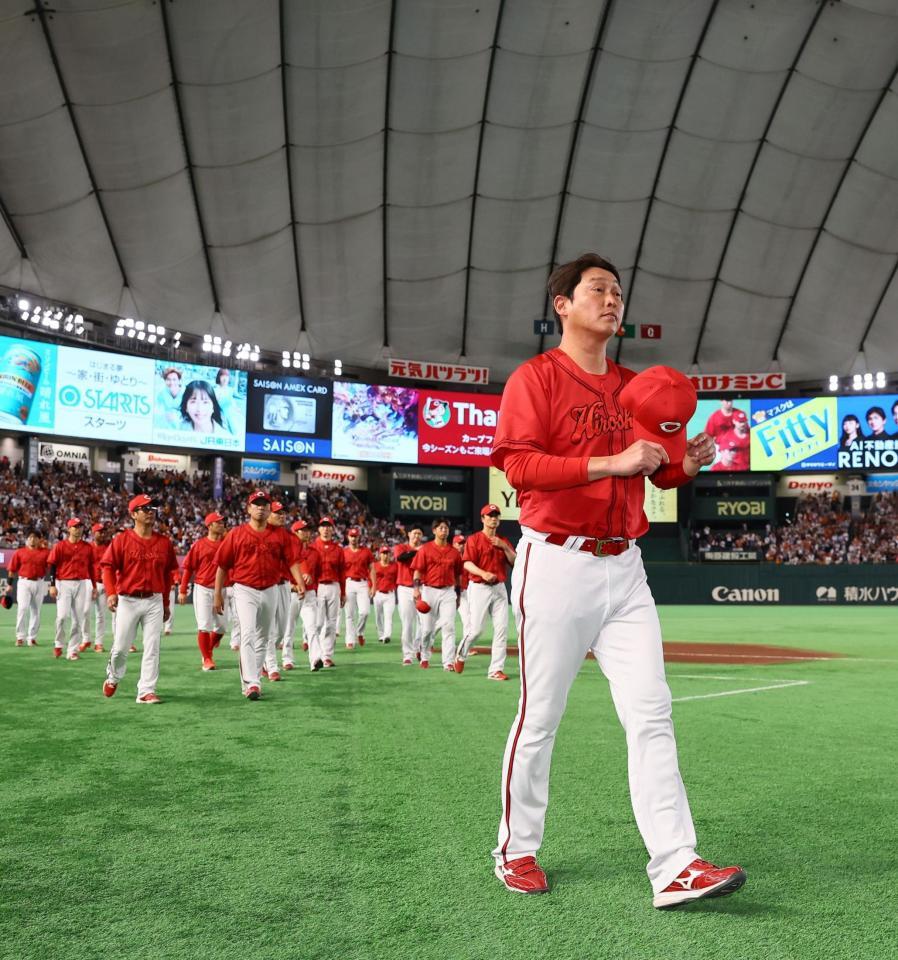 今季巨人との最終戦を終え、スタンドのファンにあいさつし、引き揚げる新井監督（右）ら広島ナイン＝東京ドーム（撮影・中島達哉）