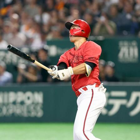 ９回、ソロ本塁打を放つ中村奨（撮影・中島達哉）