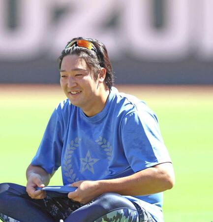 練習中に笑顔を見せる床田（撮影・北村雅宏）