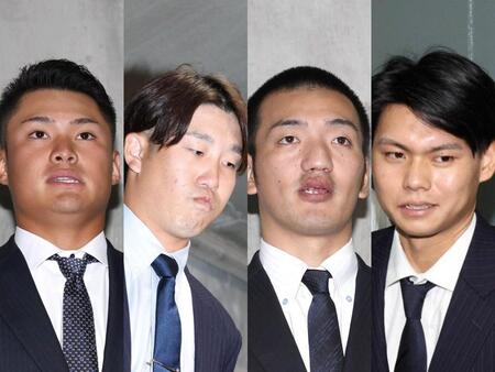 自由契約となり、取材に応じる（左から）田村、小園、矢野、前川