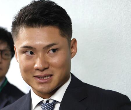自由契約となり、囲み取材に応じる田村（撮影・北村雅宏）