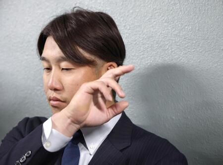 自由契約となり、囲み取材に応じる小園（撮影・北村雅宏）