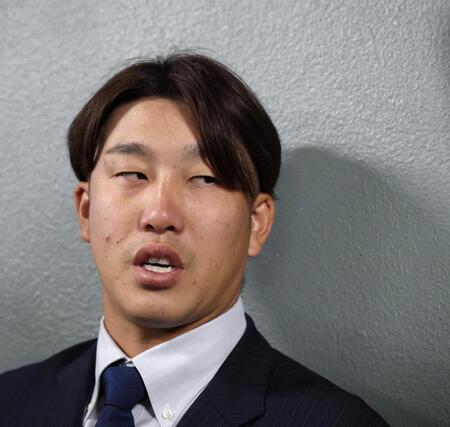 自由契約となり、囲み取材に応じる小園（撮影・北村雅宏）