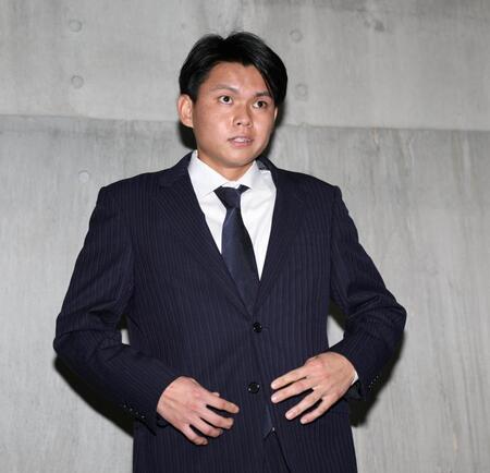 自由契約となり、取材に応じる前川（撮影・北村雅宏）