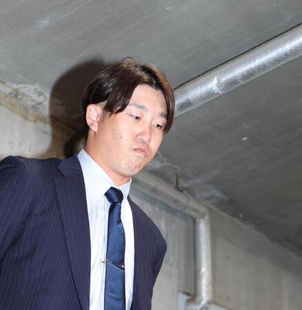 自由契約となり、囲み取材に応じた小園（撮影・北村雅宏）