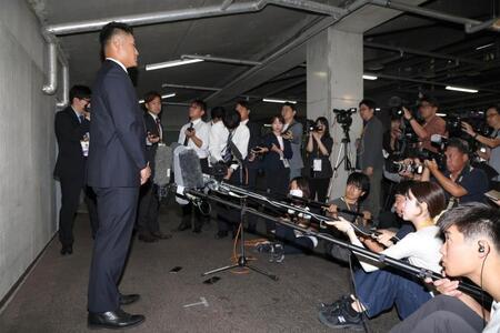 自由契約となり、取材に応じる広島・田村俊介＝マツダ（撮影・北村雅宏）