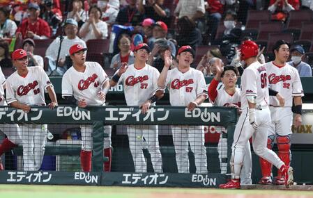 ３回、先制２ランを放った中村奨を迎える広島ナイン