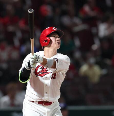 ６回、ソロを放つ坂倉（撮影・北村雅宏）