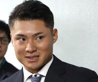 自由契約となり、囲み取材に応じる田村（撮影・北村雅宏）