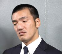 自由契約となり、囲み取材に応じる矢野（撮影・北村雅宏）