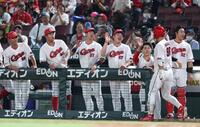 ３回、先制２ランを放った中村奨を迎える広島ナイン