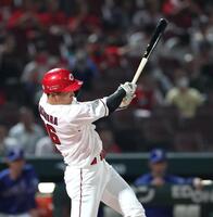 ３回、先制となる２ランを放つ中村奨（撮影・北村雅宏）