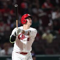 ６回、ソロを放つ坂倉（撮影・北村雅宏）
