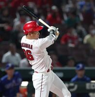 ７回、適時打を放つ中村奨（撮影・北村雅宏）