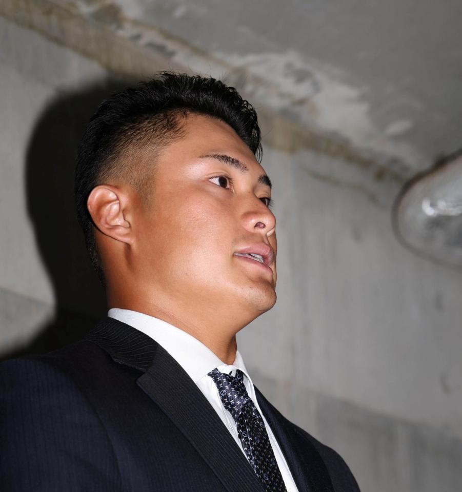 自由契約となり、取材に応じる田村（撮影・北村雅宏）