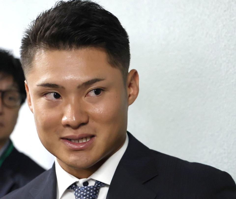 自由契約となり、囲み取材に応じる田村（撮影・北村雅宏）