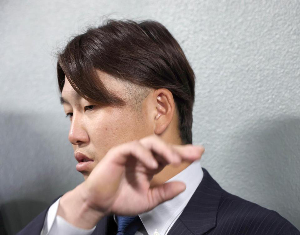 自由契約となり、囲み取材に応じる小園（撮影・北村雅宏）