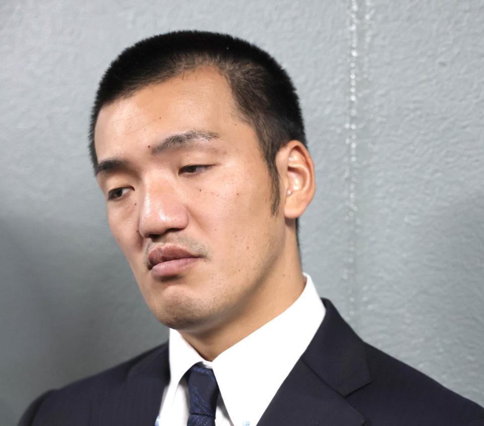 自由契約となり、囲み取材に応じる矢野（撮影・北村雅宏）