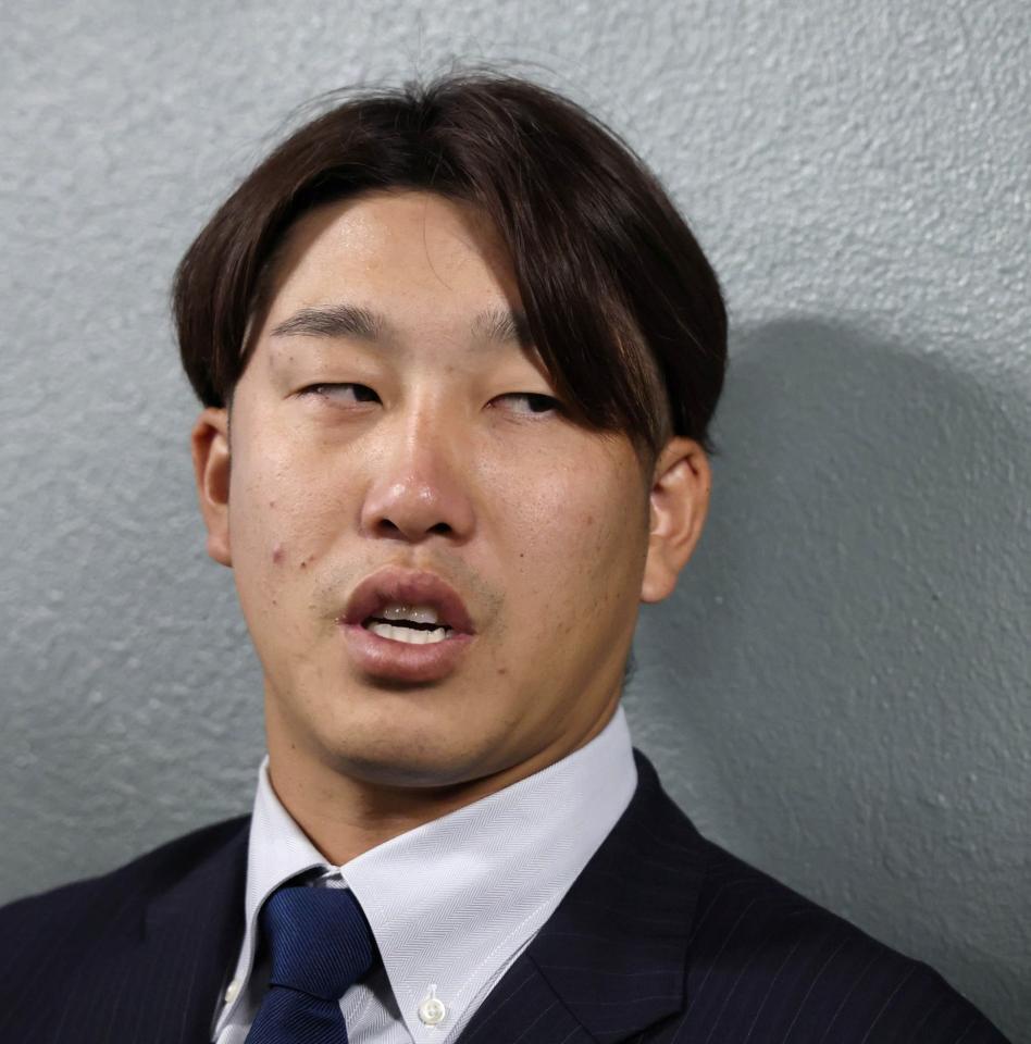 自由契約となり、囲み取材に応じる小園（撮影・北村雅宏）
