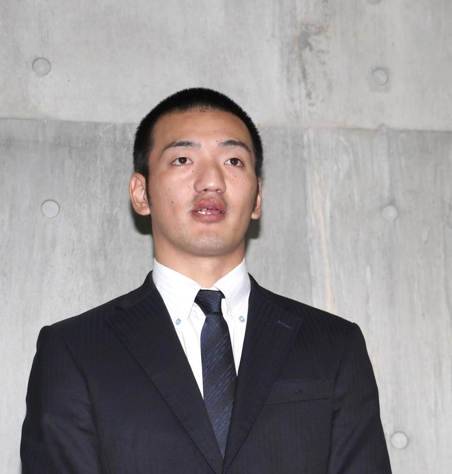 自由契約となり、取材に応じる矢野（撮影・北村雅宏）