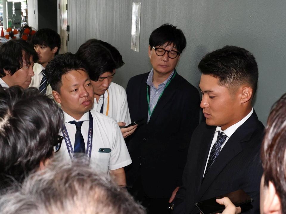 自由契約となり、囲み取材に応じる田村（右）＝撮影・北村雅宏