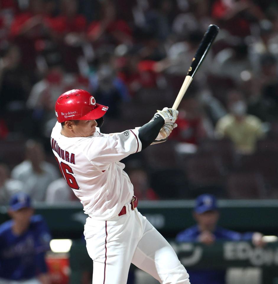 ３回、先制となる２ランを放つ中村奨（撮影・北村雅宏）